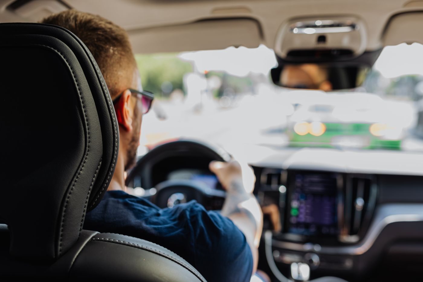 Conducteur observant la route depuis son véhicule